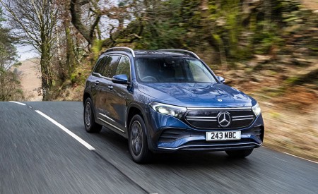 2022 Mercedes-Benz EQB 300 (UK-Spec) Front Three-Quarter Wallpapers 450x275 (5)