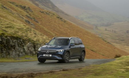 2022 Mercedes-Benz EQB 300 (UK-Spec) Front Three-Quarter Wallpapers  450x275 (21)