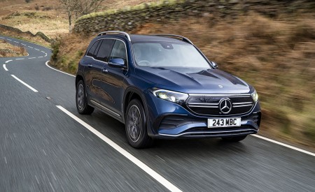 2022 Mercedes-Benz EQB 300 (UK-Spec) Front Three-Quarter Wallpapers 450x275 (4)