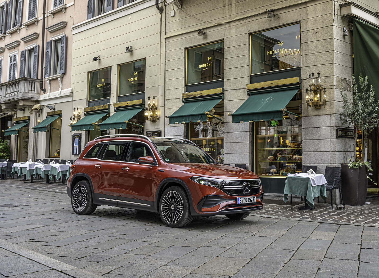 2022 Mercedes-Benz EQB 350 4MATIC (Color: Patagonia Red) Front Three-Quarter Wallpapers #107 of 178