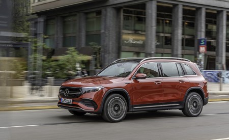 2022 Mercedes-Benz EQB 350 4MATIC (Color: Patagonia Red) Front Three-Quarter Wallpapers 450x275 (102)