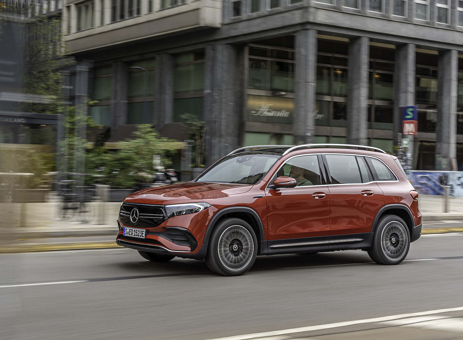 2022 Mercedes-Benz EQB 350 4MATIC (Color: Patagonia Red) Front Three-Quarter Wallpapers #102 of 178