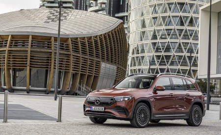2022 Mercedes-Benz EQB 350 4MATIC (Color: Patagonia Red) Front Three-Quarter Wallpapers 450x275 (108)