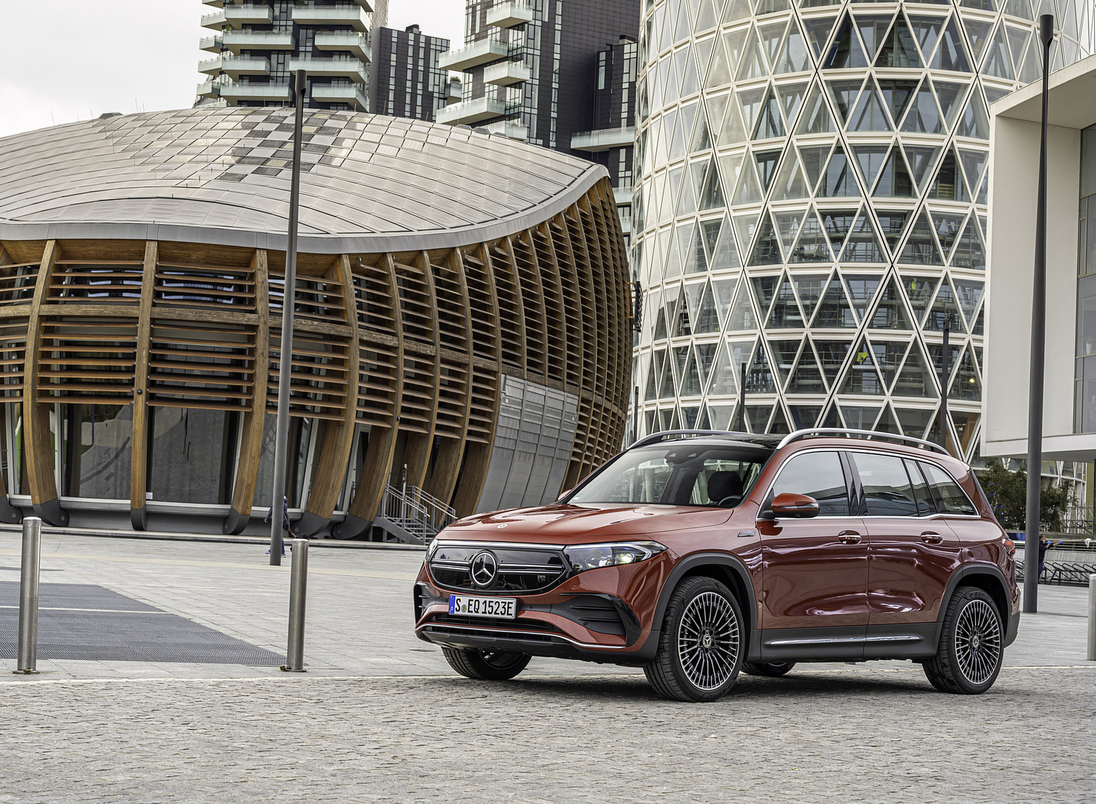 2022 Mercedes-Benz EQB 350 4MATIC (Color: Patagonia Red) Front Three-Quarter Wallpapers #108 of 178