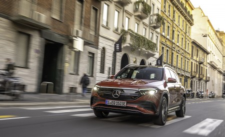 2022 Mercedes-Benz EQB 350 4MATIC (Color: Patagonia Red) Front Three-Quarter Wallpapers 450x275 (103)