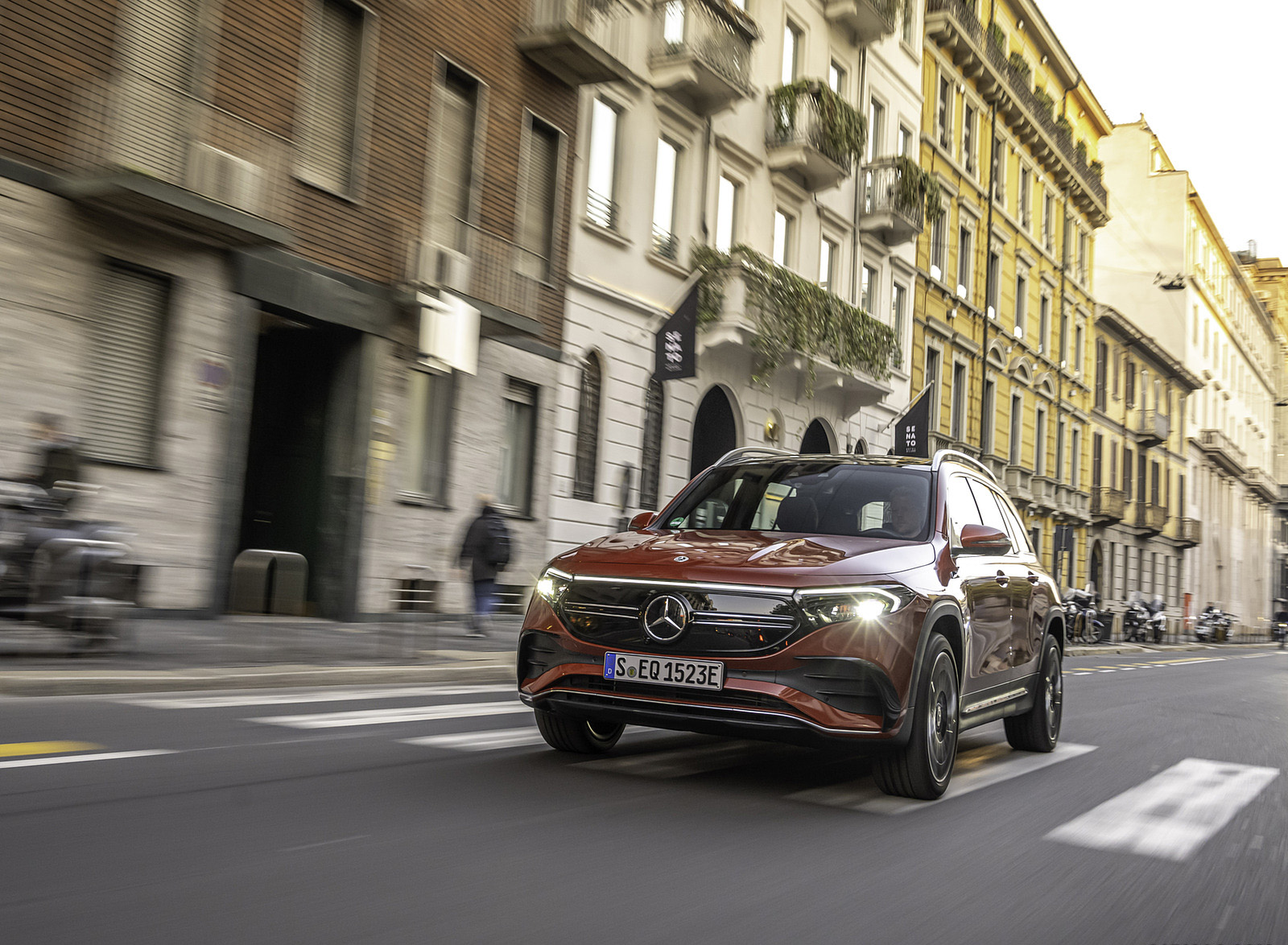 2022 Mercedes-Benz EQB 350 4MATIC (Color: Patagonia Red) Front Three-Quarter Wallpapers #103 of 178