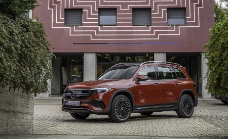 2022 Mercedes-Benz EQB 350 4MATIC (Color: Patagonia Red) Front Three-Quarter Wallpapers 450x275 (109)