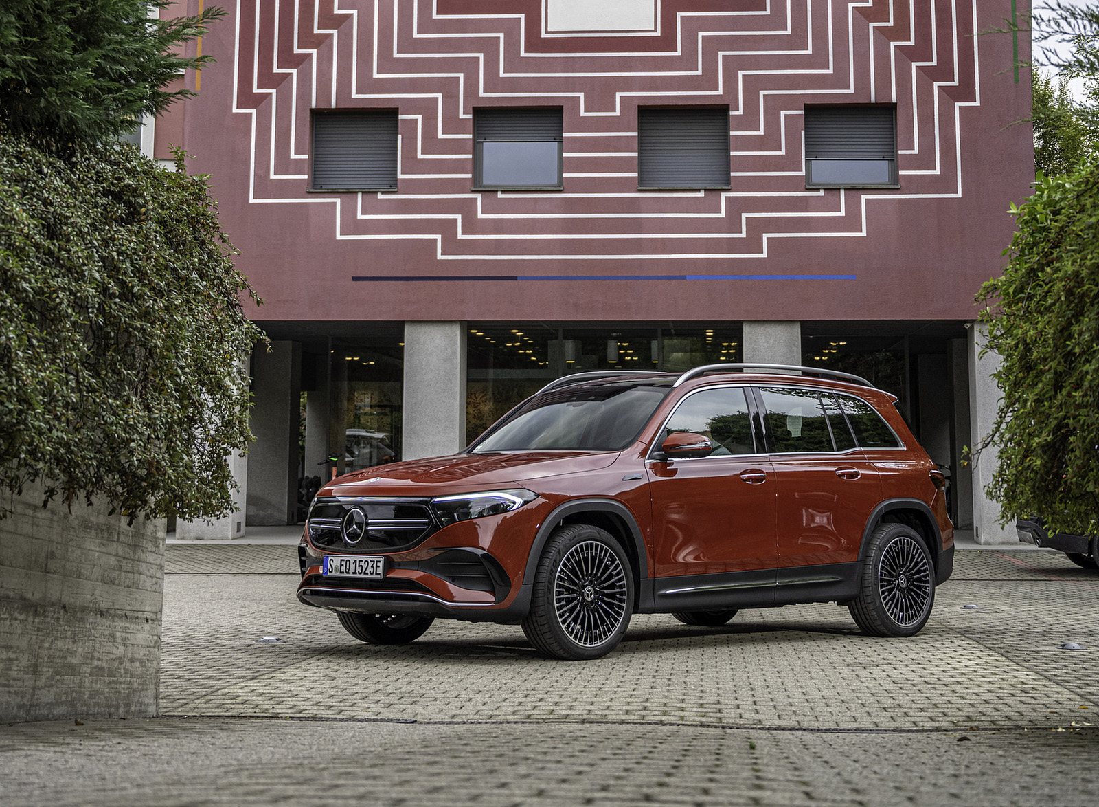 2022 Mercedes-Benz EQB 350 4MATIC (Color: Patagonia Red) Front Three-Quarter Wallpapers #109 of 178