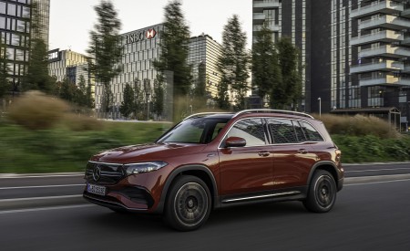 2022 Mercedes-Benz EQB 350 4MATIC (Color: Patagonia Red) Front Three-Quarter Wallpapers 450x275 (104)