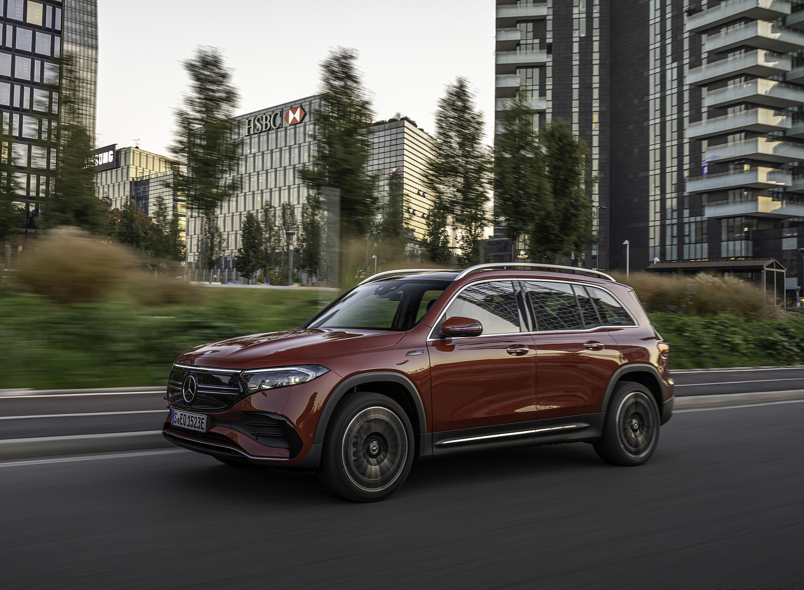 2022 Mercedes-Benz EQB 350 4MATIC (Color: Patagonia Red) Front Three-Quarter Wallpapers #104 of 178