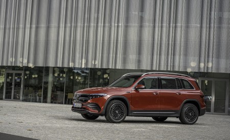 2022 Mercedes-Benz EQB 350 4MATIC (Color: Patagonia Red) Front Three-Quarter Wallpapers 450x275 (113)