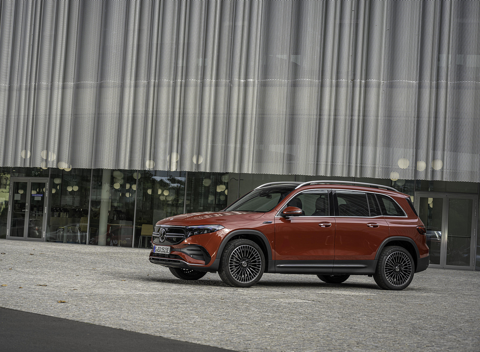 2022 Mercedes-Benz EQB 350 4MATIC (Color: Patagonia Red) Front Three-Quarter Wallpapers #113 of 178