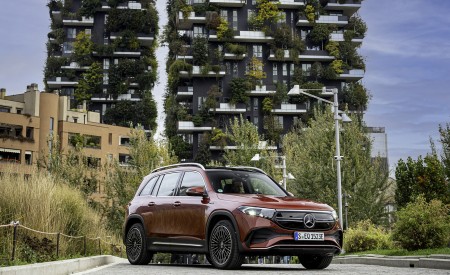 2022 Mercedes-Benz EQB 350 4MATIC (Color: Patagonia Red) Front Three-Quarter Wallpapers 450x275 (117)