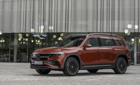 2022 Mercedes-Benz EQB 350 4MATIC (Color: Patagonia Red) Front Three-Quarter Wallpapers 450x275 (114)