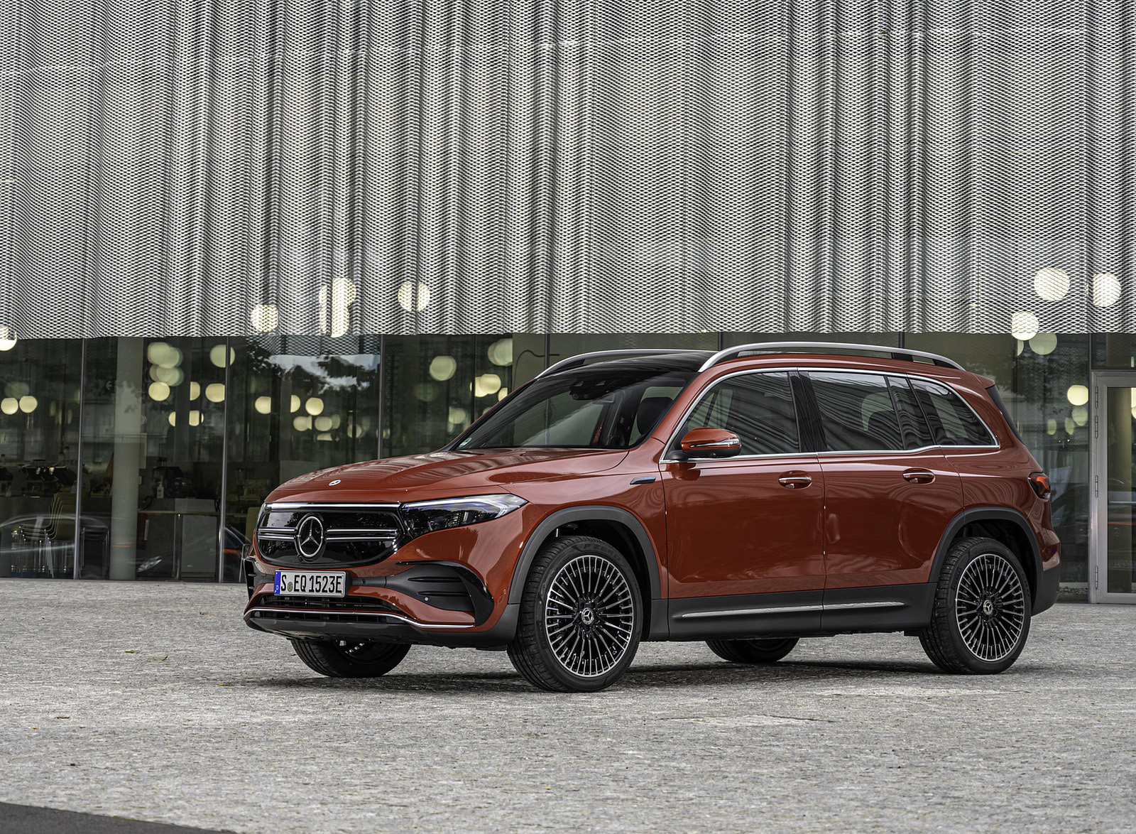 2022 Mercedes-Benz EQB 350 4MATIC (Color: Patagonia Red) Front Three-Quarter Wallpapers #114 of 178