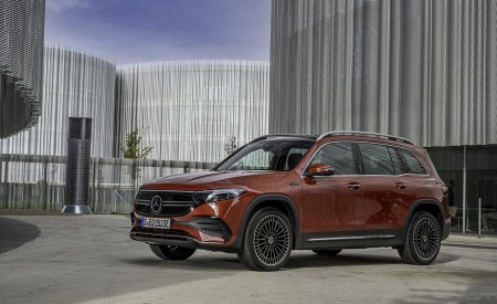 2022 Mercedes-Benz EQB 350 4MATIC (Color: Patagonia Red) Front Three-Quarter Wallpapers 450x275 (115)
