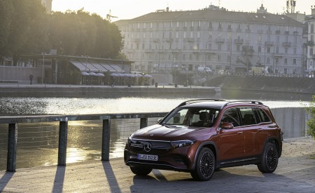 2022 Mercedes-Benz EQB 350 4MATIC (Color: Patagonia Red) Front Three-Quarter Wallpapers 450x275 (110)
