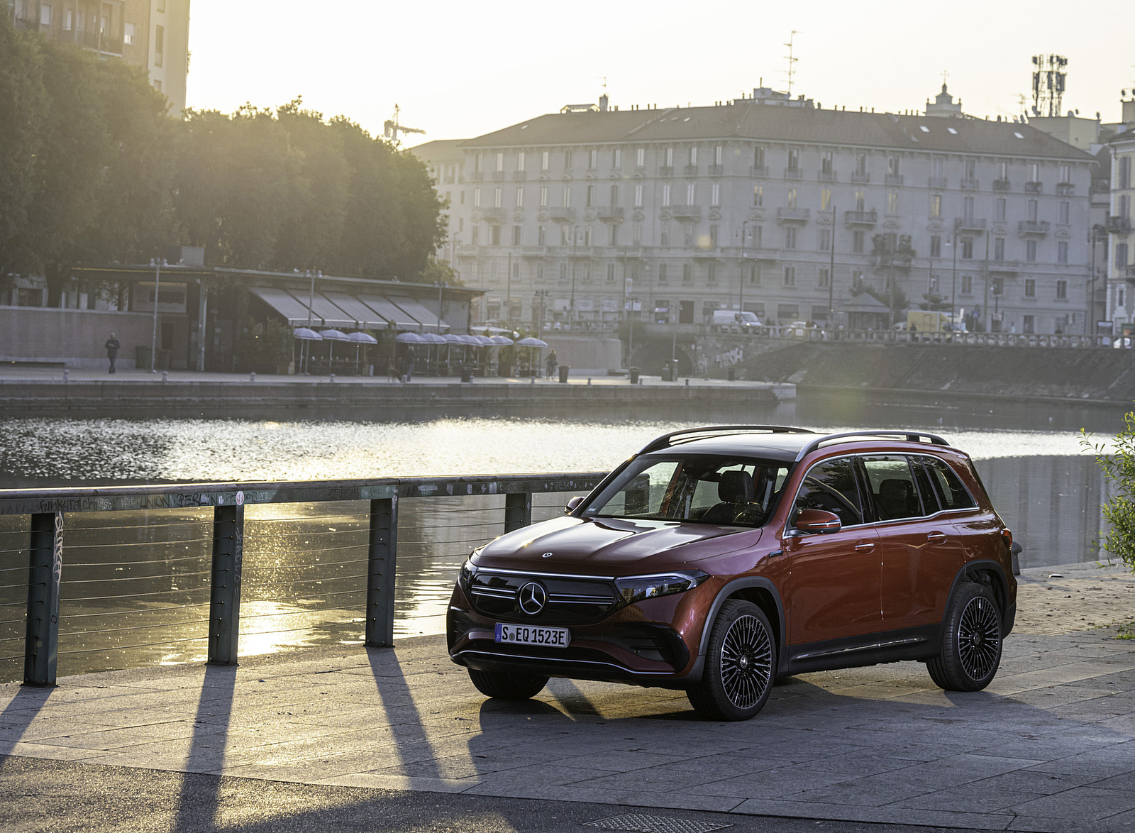 2022 Mercedes-Benz EQB 350 4MATIC (Color: Patagonia Red) Front Three-Quarter Wallpapers #110 of 178