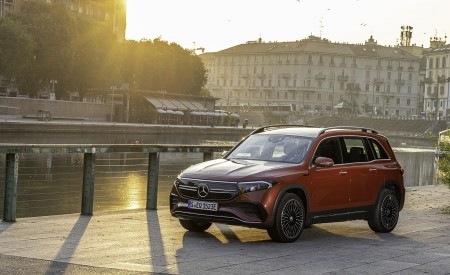 2022 Mercedes-Benz EQB 350 4MATIC (Color: Patagonia Red) Front Three-Quarter Wallpapers 450x275 (111)