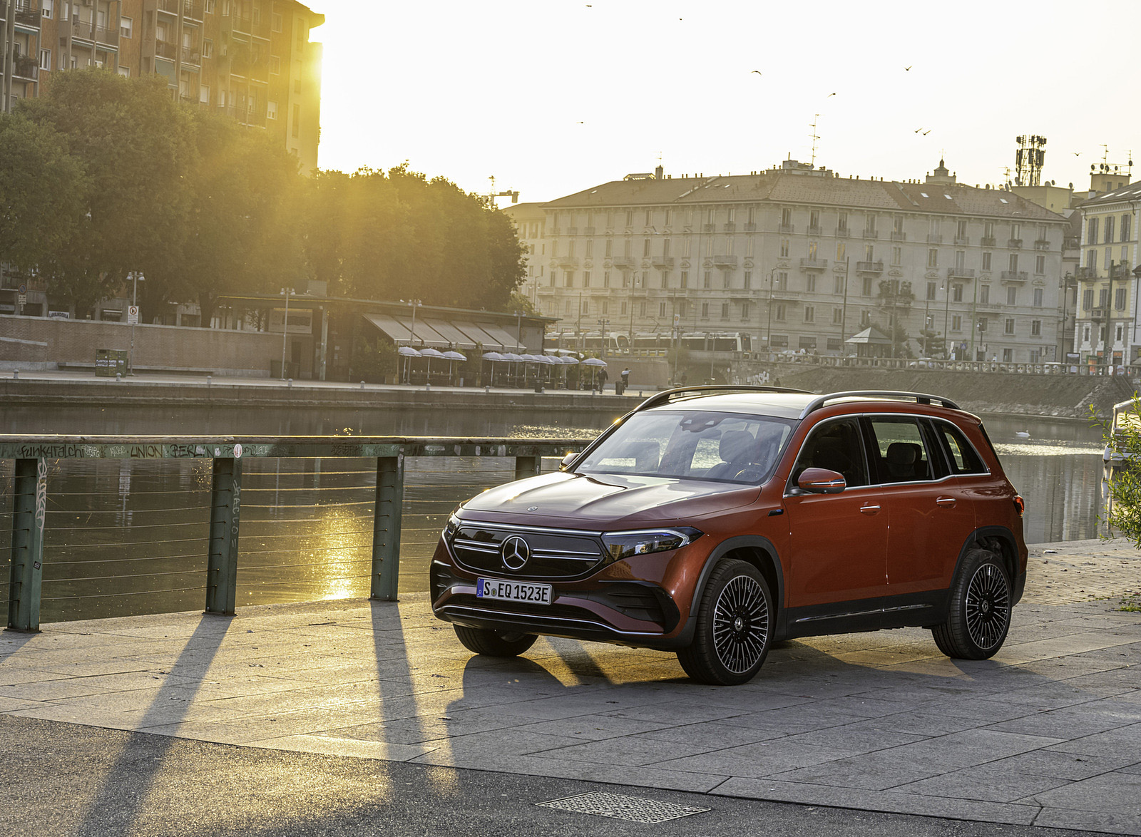 2022 Mercedes-Benz EQB 350 4MATIC (Color: Patagonia Red) Front Three-Quarter Wallpapers #111 of 178