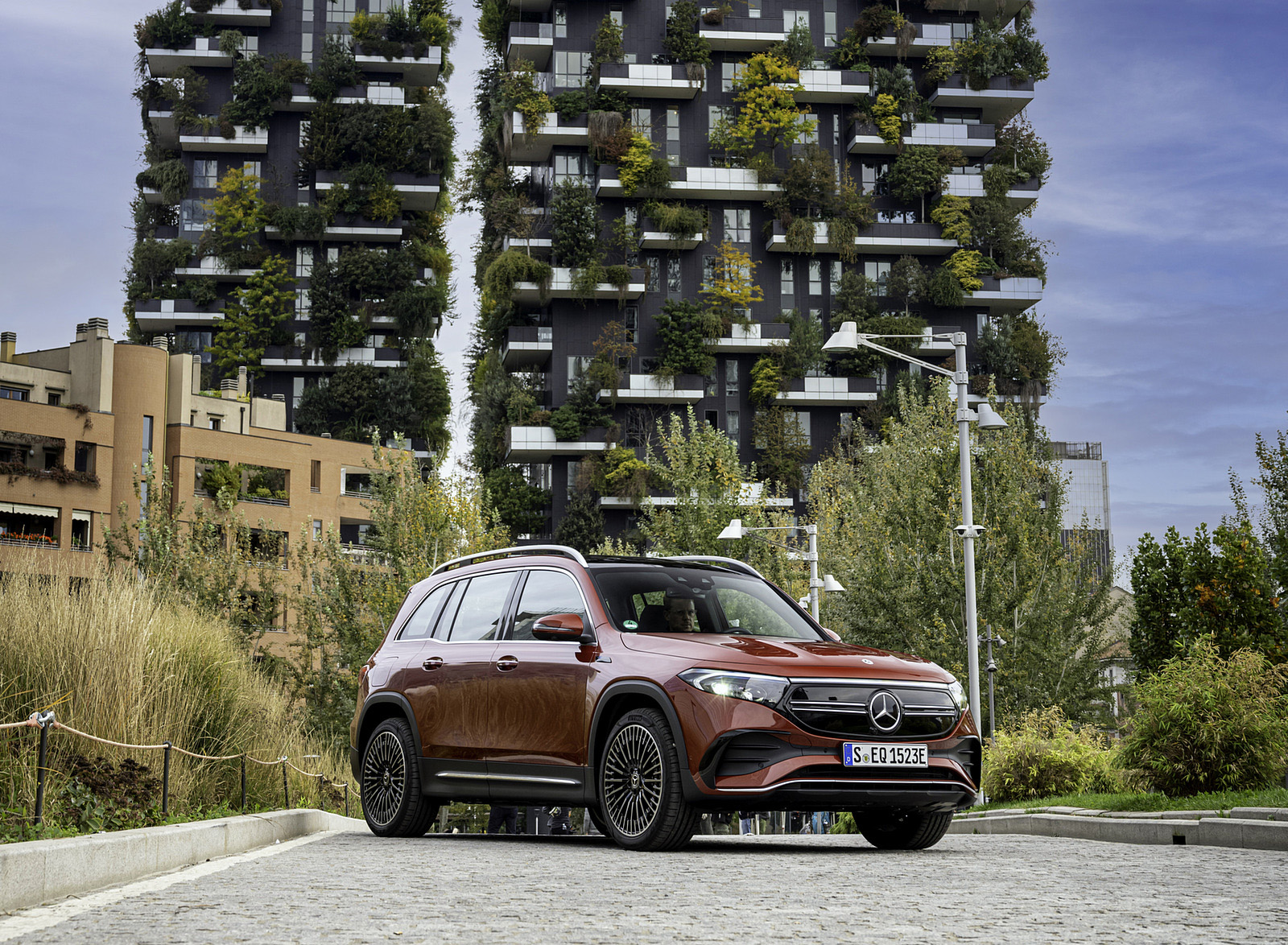 2022 Mercedes-Benz EQB 350 4MATIC (Color: Patagonia Red) Front Three-Quarter Wallpapers #117 of 178