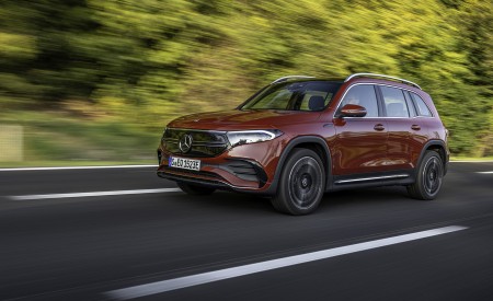 2022 Mercedes-Benz EQB 350 4MATIC (Color: Patagonia Red) Front Three-Quarter Wallpapers 450x275 (99)