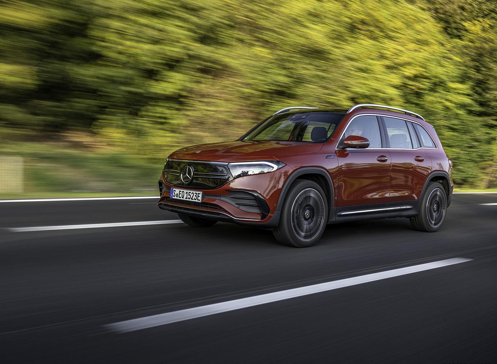 2022 Mercedes-Benz EQB 350 4MATIC (Color: Patagonia Red) Front Three-Quarter Wallpapers #99 of 178