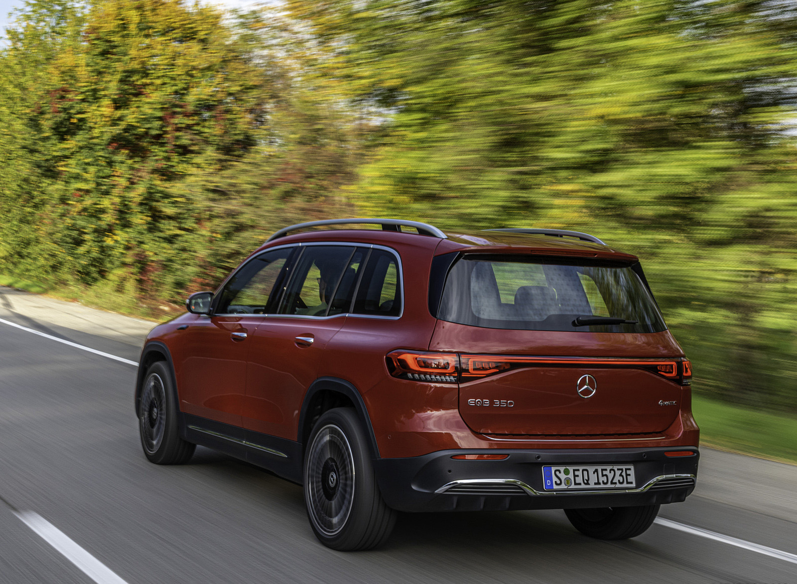 2022 Mercedes-Benz EQB 350 4MATIC (Color: Patagonia Red) Rear Three-Quarter Wallpapers #100 of 178