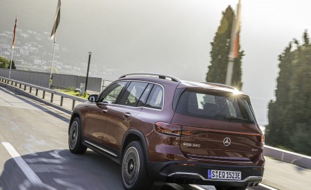 2022 Mercedes-Benz EQB 350 4MATIC (Color: Patagonia Red) Rear Three-Quarter Wallpapers 450x275 (98)