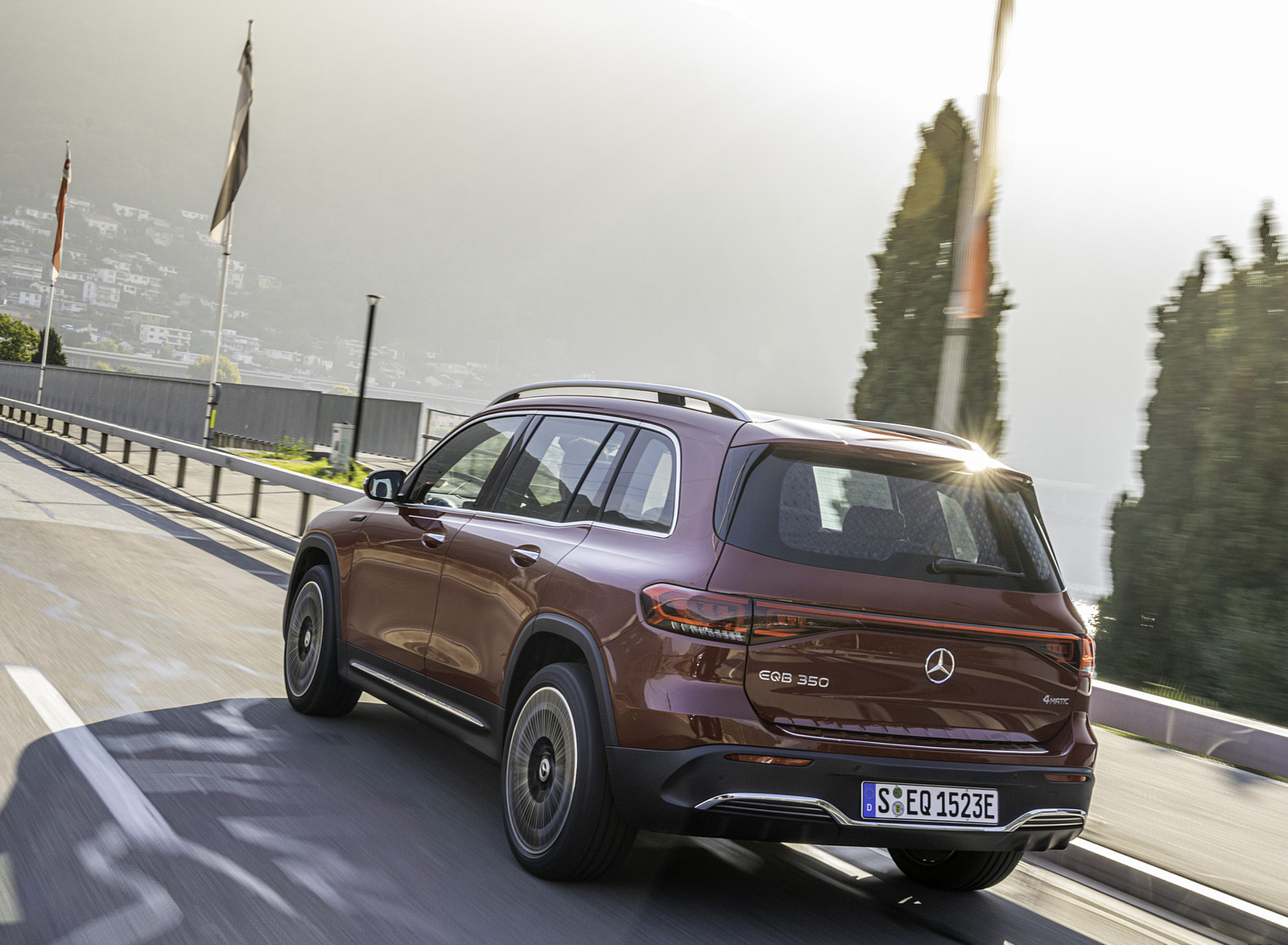 2022 Mercedes-Benz EQB 350 4MATIC (Color: Patagonia Red) Rear Three-Quarter Wallpapers #98 of 178