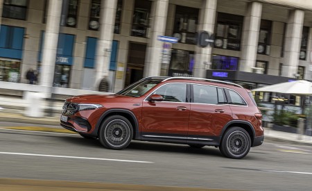 2022 Mercedes-Benz EQB 350 4MATIC (Color: Patagonia Red) Side Wallpapers 450x275 (105)