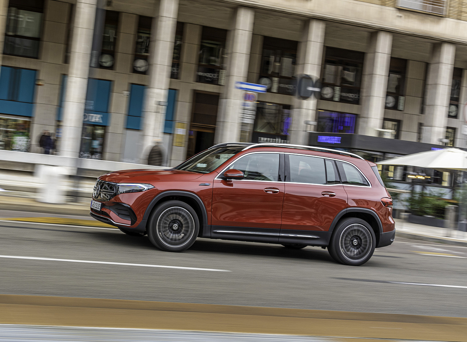 2022 Mercedes-Benz EQB 350 4MATIC (Color: Patagonia Red) Side Wallpapers #105 of 178