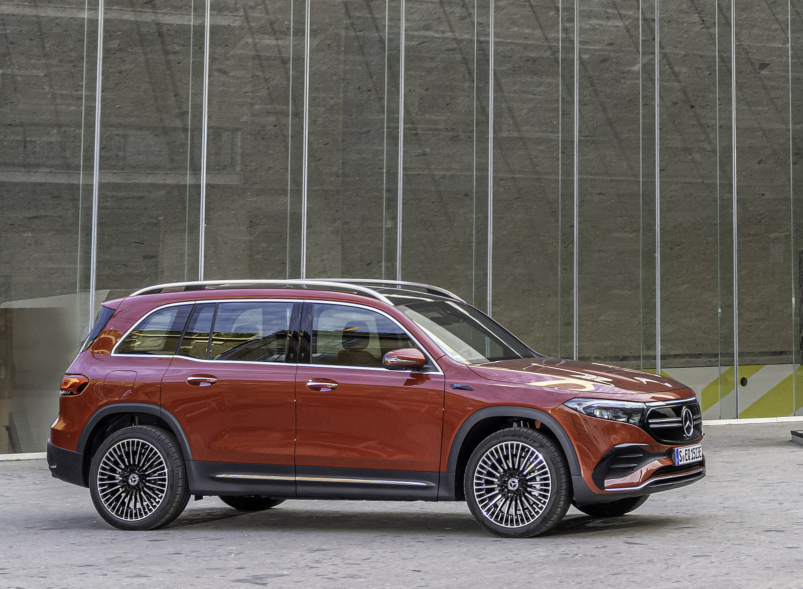 2022 Mercedes-Benz EQB 350 4MATIC (Color: Patagonia Red) Side Wallpapers #116 of 178