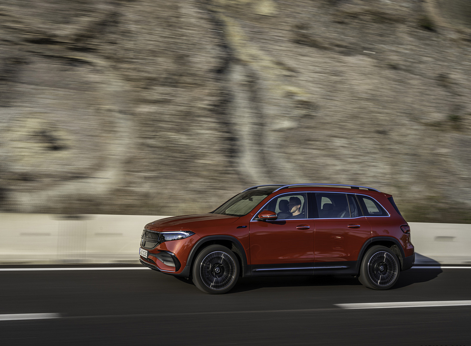 2022 Mercedes-Benz EQB 350 4MATIC (Color: Patagonia Red) Side Wallpapers #101 of 178