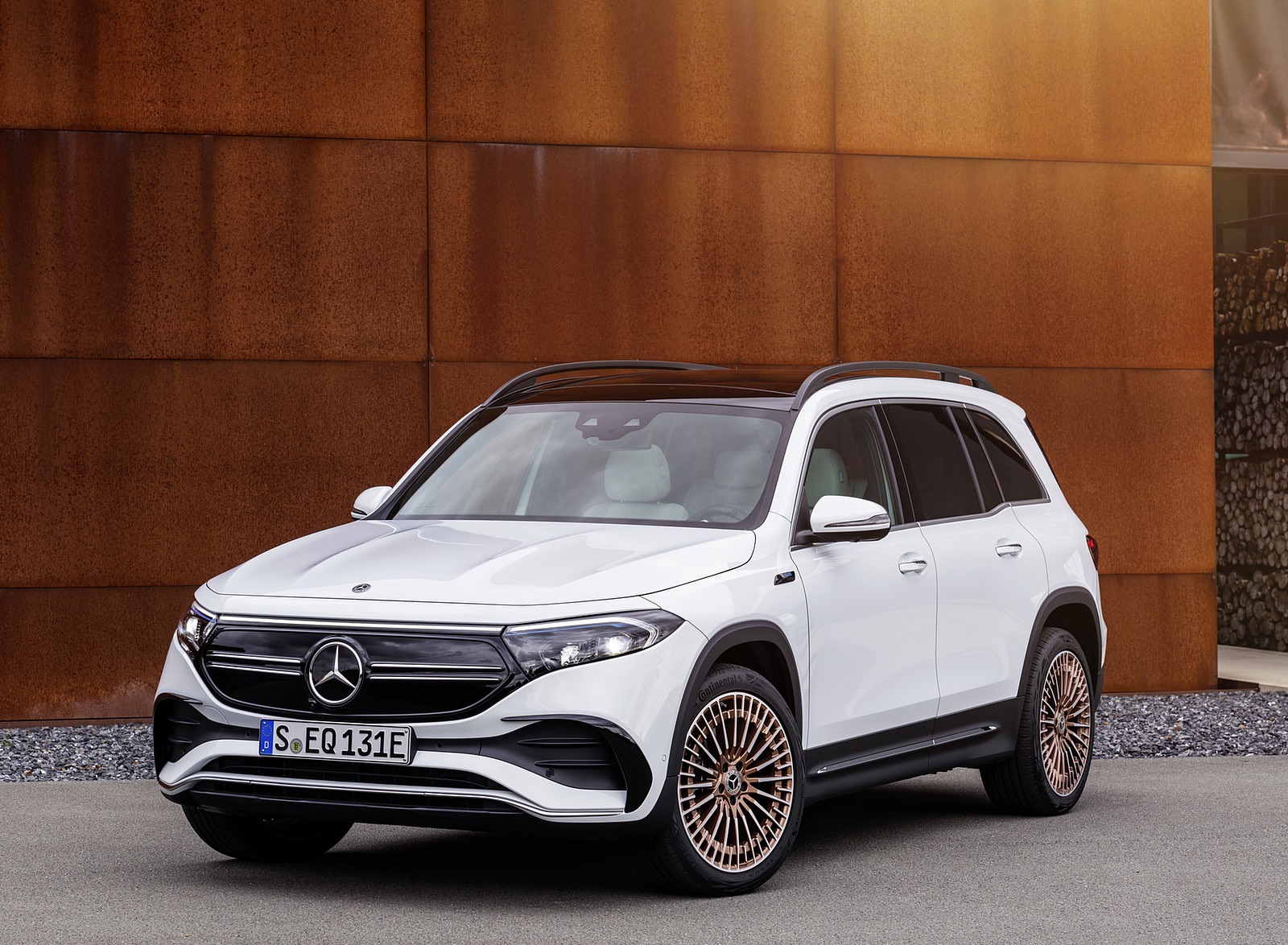 2022 Mercedes-Benz EQB Edition 1 (Color: Digital White) Front Three-Quarter Wallpapers (9)