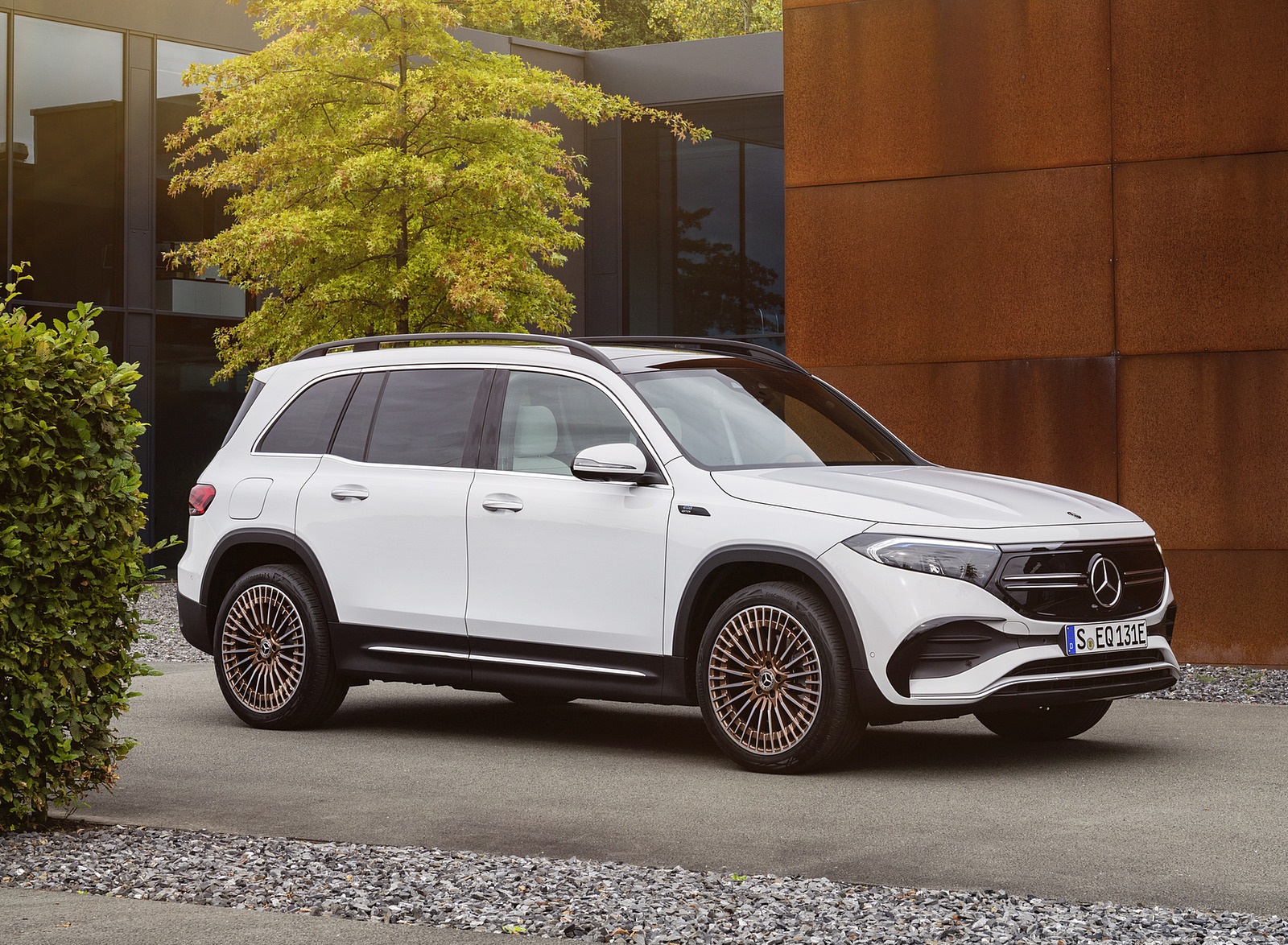 2022 Mercedes-Benz EQB Edition 1 (Color: Digital White) Front Three-Quarter Wallpapers (10)