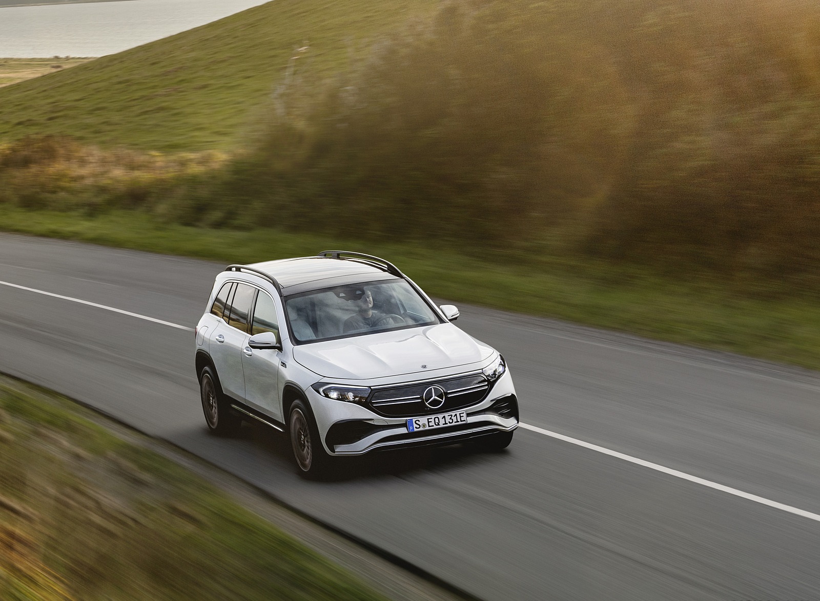 2022 Mercedes-Benz EQB Edition 1 (Color: Digital White) Front Three-Quarter Wallpapers (3)