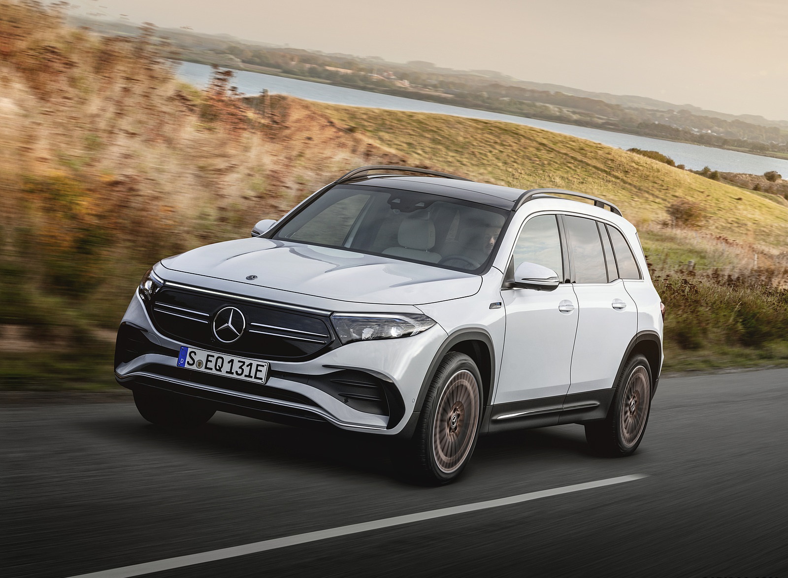 2022 Mercedes-Benz EQB Edition 1 (Color: Digital White) Front Three-Quarter Wallpapers (1)