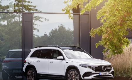 2022 Mercedes-Benz EQB Edition 1 (Color: Digital White) Front Three-Quarter Wallpapers 450x275 (141)