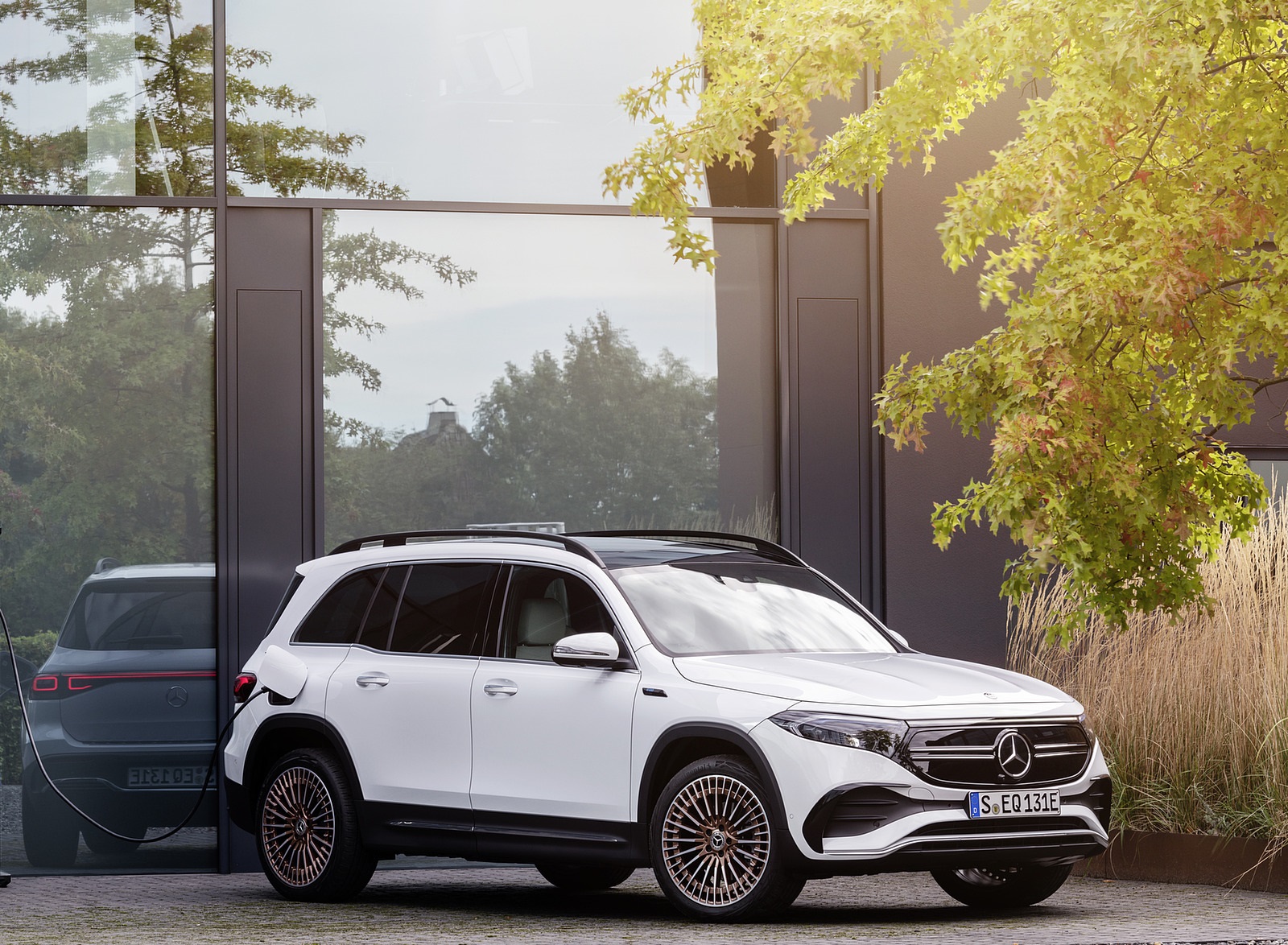 2022 Mercedes-Benz EQB Edition 1 (Color: Digital White) Front Three-Quarter Wallpapers (7)