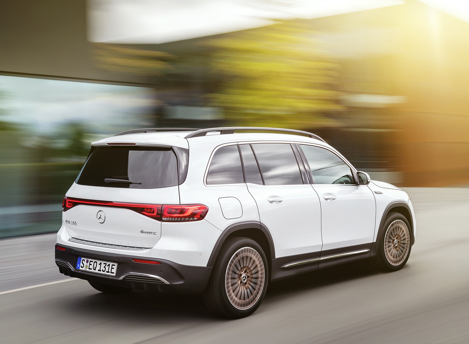 2022 Mercedes-Benz EQB Edition 1 (Color: Digital White) Rear Three-Quarter Wallpapers (2)