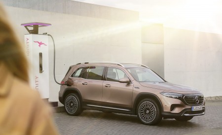 2022 Mercedes-Benz EQB Electric Art Line (Color: Rose Gold) Front Three-Quarter Wallpapers 450x275 (159)