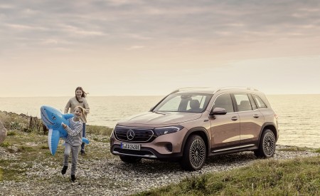 2022 Mercedes-Benz EQB Electric Art Line (Color: Rose Gold) Front Three-Quarter Wallpapers 450x275 (155)