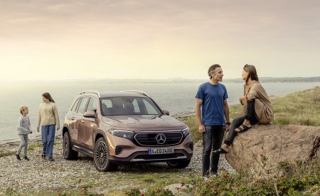 2022 Mercedes-Benz EQB Electric Art Line (Color: Rose Gold) Front Three-Quarter Wallpapers 450x275 (156)