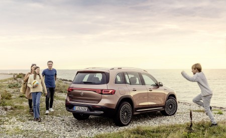 2022 Mercedes-Benz EQB Electric Art Line (Color: Rose Gold) Rear Three-Quarter Wallpapers 450x275 (157)