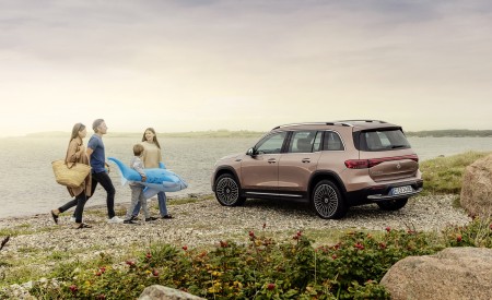 2022 Mercedes-Benz EQB Electric Art Line (Color: Rose Gold) Rear Three-Quarter Wallpapers 450x275 (158)