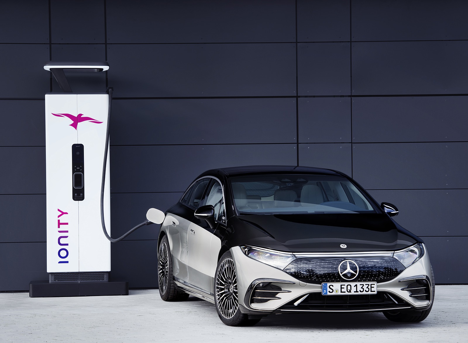 2022 Mercedes-Benz EQS 580 4MATIC AMG-Line Edition 1 (Color: High-Tech Silver Obsidian Black) Charging Wallpapers #25 of 142