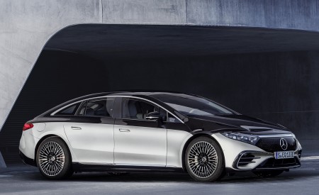 2022 Mercedes-Benz EQS 580 4MATIC AMG-Line Edition 1 (Color: High-Tech Silver Obsidian Black) Front Three-Quarter Wallpapers 450x275 (18)