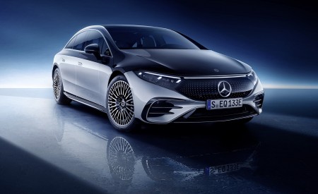 2022 Mercedes-Benz EQS 580 4MATIC AMG-Line Edition 1 (Color: High-Tech Silver Obsidian Black) Front Three-Quarter Wallpapers 450x275 (32)