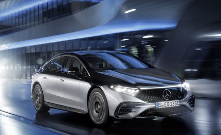 2022 Mercedes-Benz EQS 580 4MATIC AMG-Line Edition 1 (Color: High-Tech Silver Obsidian Black) Front Three-Quarter Wallpapers 450x275 (14)